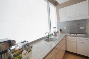 Lemari es, microwave, mesin pencuci piring, dan mesin pembuat kopi/teh