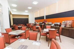 Se sirven desayunos, almuerzos y cenas; cocina internacional