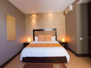 Egyptian cotton sheets, premium bedding, in-room safe, desk - HauSuites By Dominion Santa Fe (Mexico City)