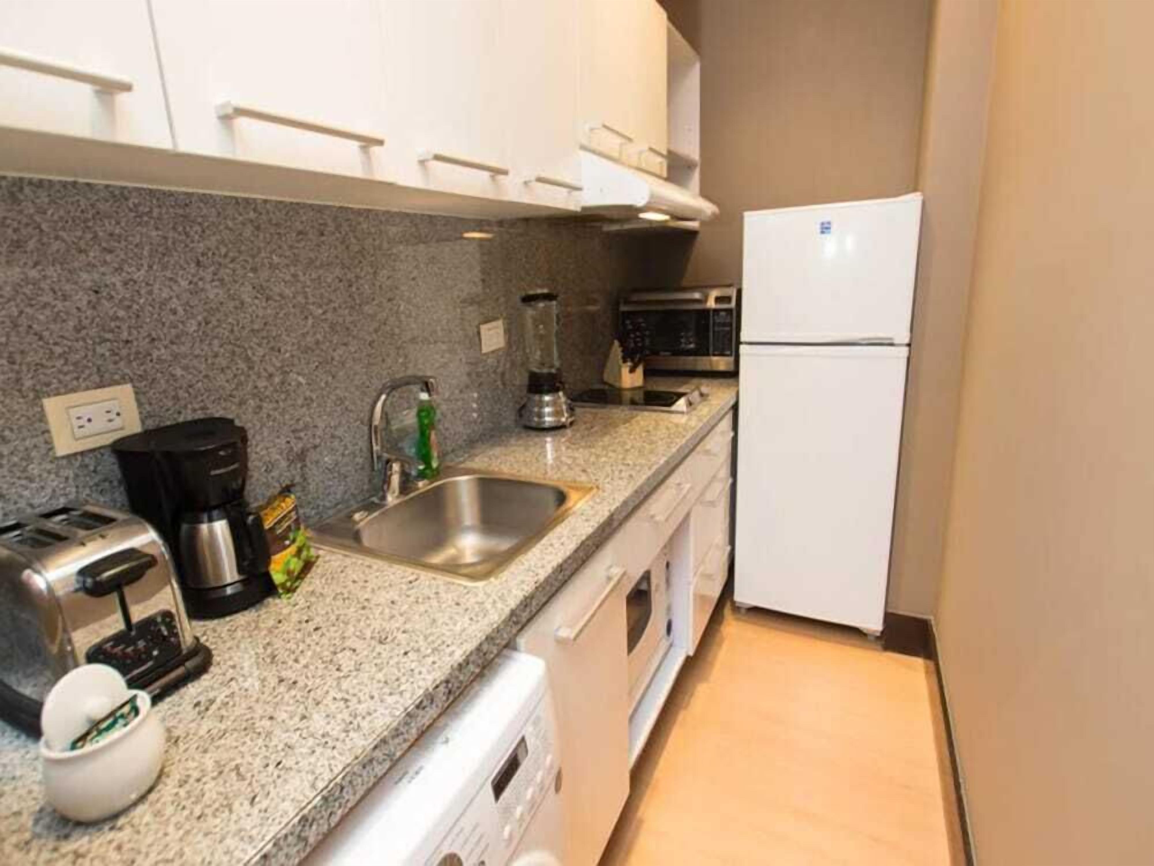 Refrigerador, microondas, lavavajillas y cafetera y tetera 