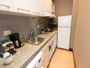 Refrigerador, microondas, lavavajillas, cafetera/tetera