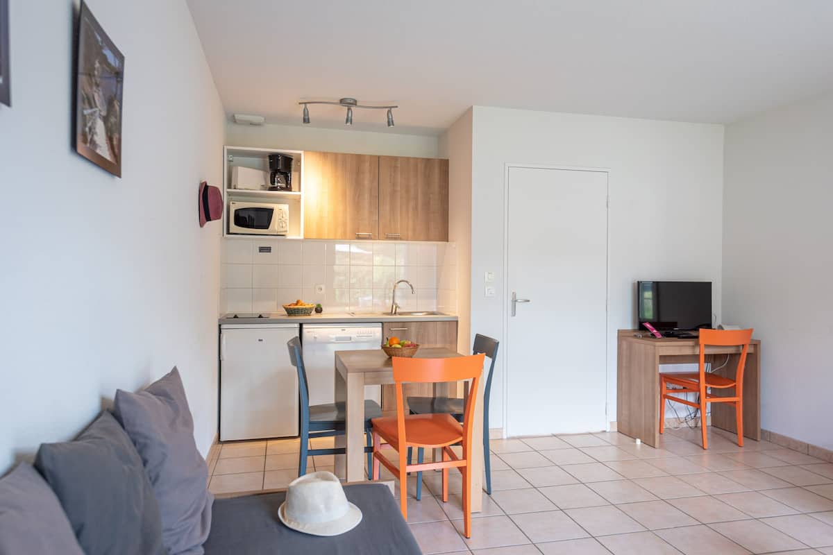 Privilege Studio, 3 persons | Living area | 80-cm flat-screen TV with digital channels, TV, table tennis