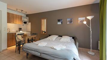 Comfort Studio, Mobility Accessible | Living area | 80-cm flat-screen TV with digital channels, TV, ping pong