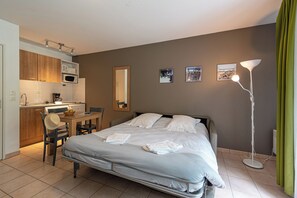 Studio Confort, accessible aux personnes à mobilité réduite | Coin séjour | Télévision à écran plat de 80 cm avec chaînes numériques, télévision