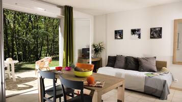 Télévision à écran plat de 80 cm avec chaßnes numériques, télévision