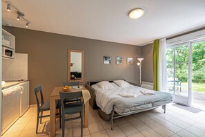 1 bedroom, desk, blackout curtains, soundproofing