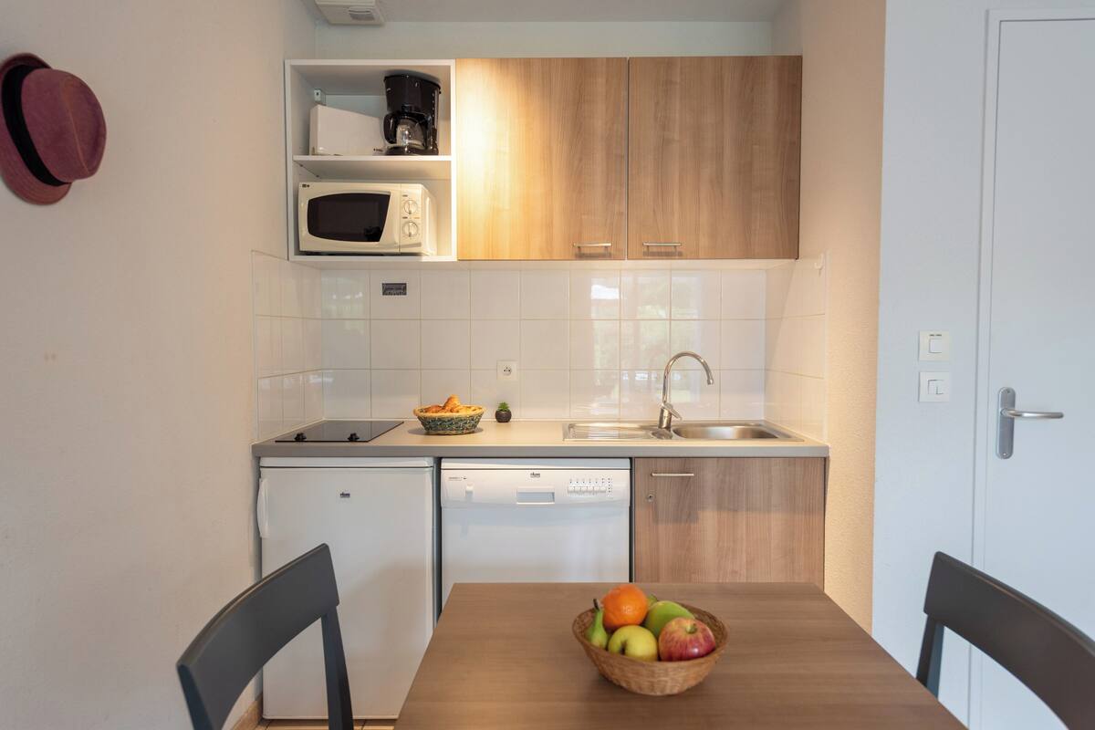 Frigorífico, microondas, placa de cocina y lavavajillas