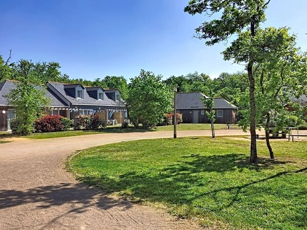 A residential area with houses, a driveway, and a well-maintained lawn. - Terres de France - Le Domaine du Golf (Saumur)