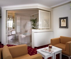 Suite superior | Zona de estar | Una Smart TV