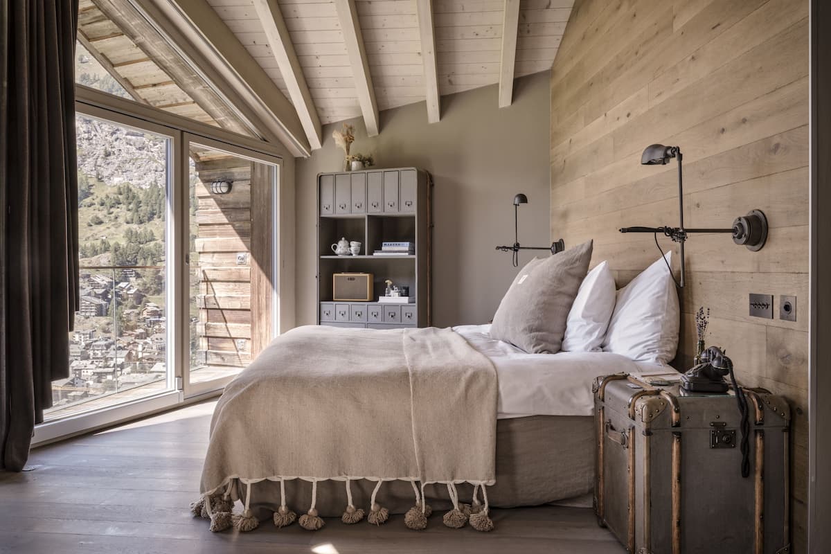 room (huntsman lodge) | 1 bedroom, minibar, in-room safe, individually furnished