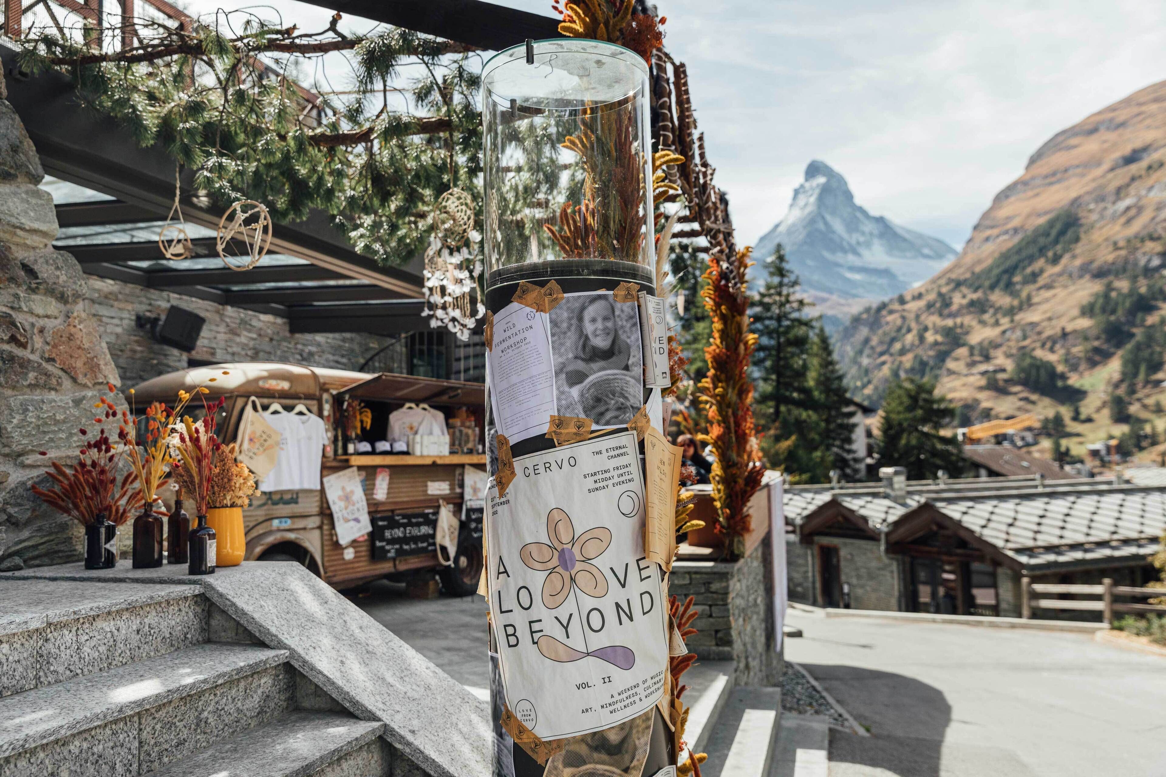 Une bouteille en verre avec une étiquette portant l'inscription « A Love Beyond » et un paysage de montagne en arrière-plan.