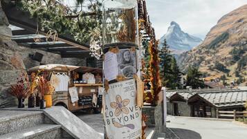 Une bouteille en verre avec une étiquette portant l'inscription « A Love Beyond » et un paysage de montagne en arrière-plan.