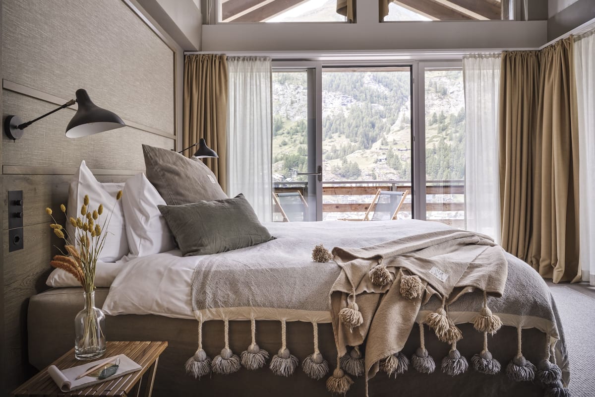 Room (Alpinist Roof Junior Suite) | Minibar, in-room safe, individually furnished, desk