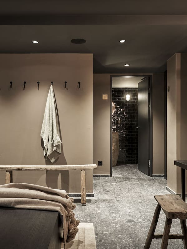 Sauna, hot tub, steam room, body treatments, aromatherapy