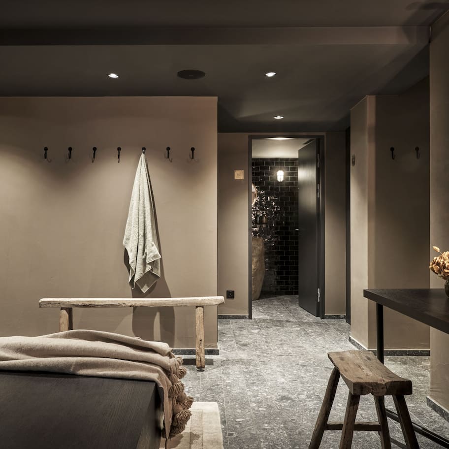 Sauna, hot tub, steam room, body treatments, aromatherapy