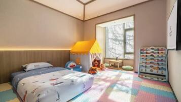 Cots/infant beds, alarm clocks