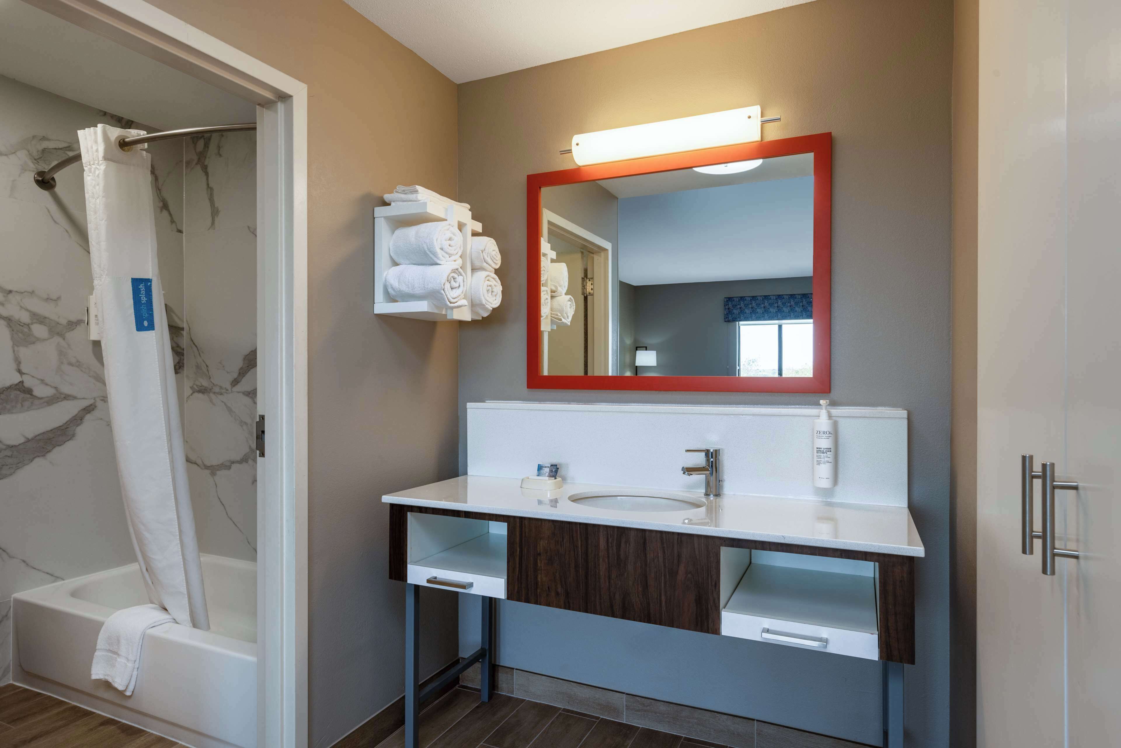 studio suite, 1 king bed with sofa bed | bathroom | combined shower/bathtub, free toiletries, hair dryer, towels