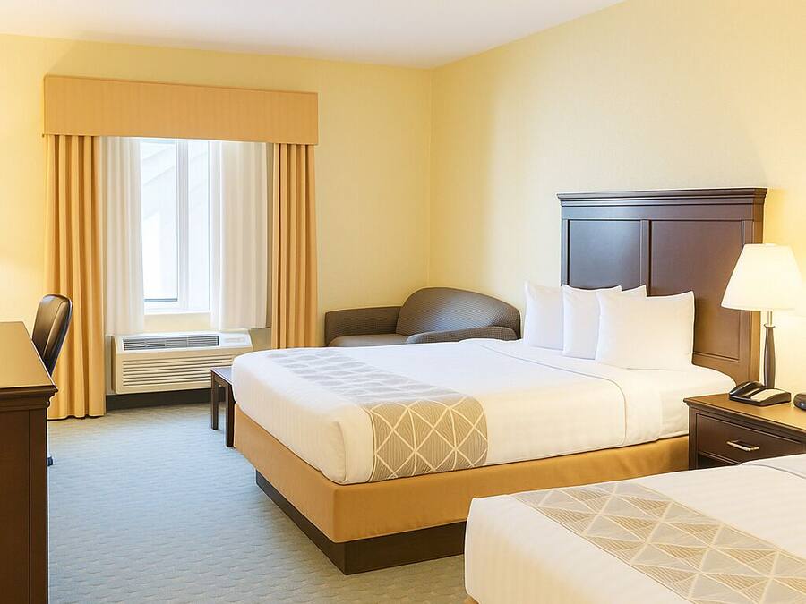 Escritorio, tabla de planchar con plancha, wifi gratis y ropa de cama