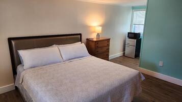 Standard Single Room, 1 King Bed | Premium bedding, individually decorated, desk, free WiFi