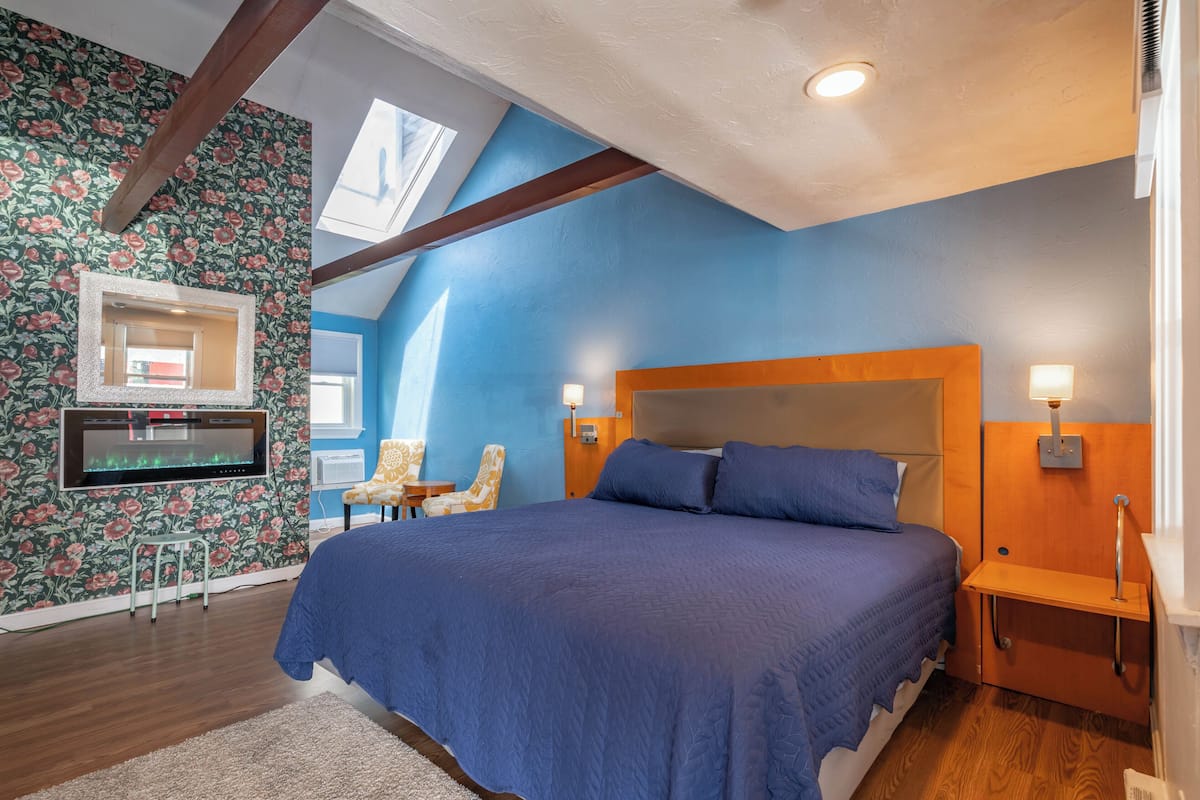 Chambre Simple Deluxe, 1 très grand lit | Literie de qualité supérieure, décoration personnalisée, bureau