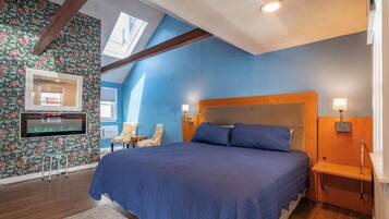 Premium bedding, individually decorated, desk, free WiFi