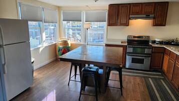 Habitación cuádruple Deluxe, 3 habitaciones | Cocina privada | Frigorífico, microondas y congelador