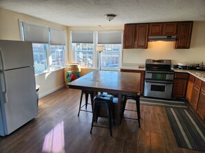 Neljän hengen deluxe-huone, 3 makuuhuonetta | Yksityinen keittiö | Jääkaappi, mikroaaltouuni, pakastin