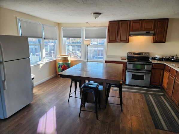 Deluxe Quadruple Room, 3 Bedrooms | Private kitchen | Fridge, microwave, freezer