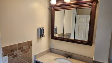 Deluxe Quadruple Room, 3 Bedrooms | Bathroom | Free toiletries, hair dryer, towels, soap