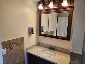 豪華四人房, 3 間臥室 | 浴室 | 免費梳洗用品、風筒、提供毛巾、番梘