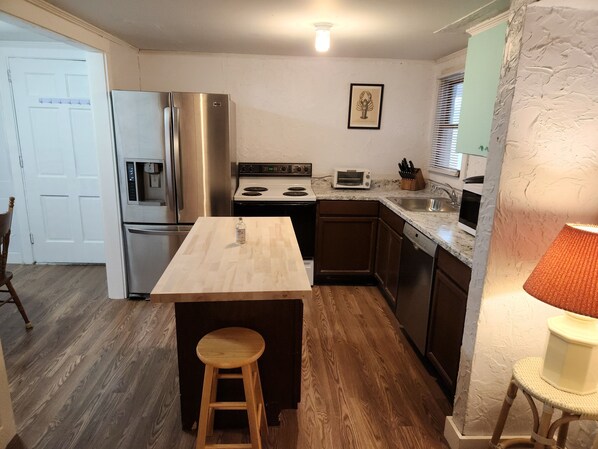 Deluxe trippelrum - 2 sovrum | Sängtillbehör av högsta kvalitet, individuell inredning och skrivbord