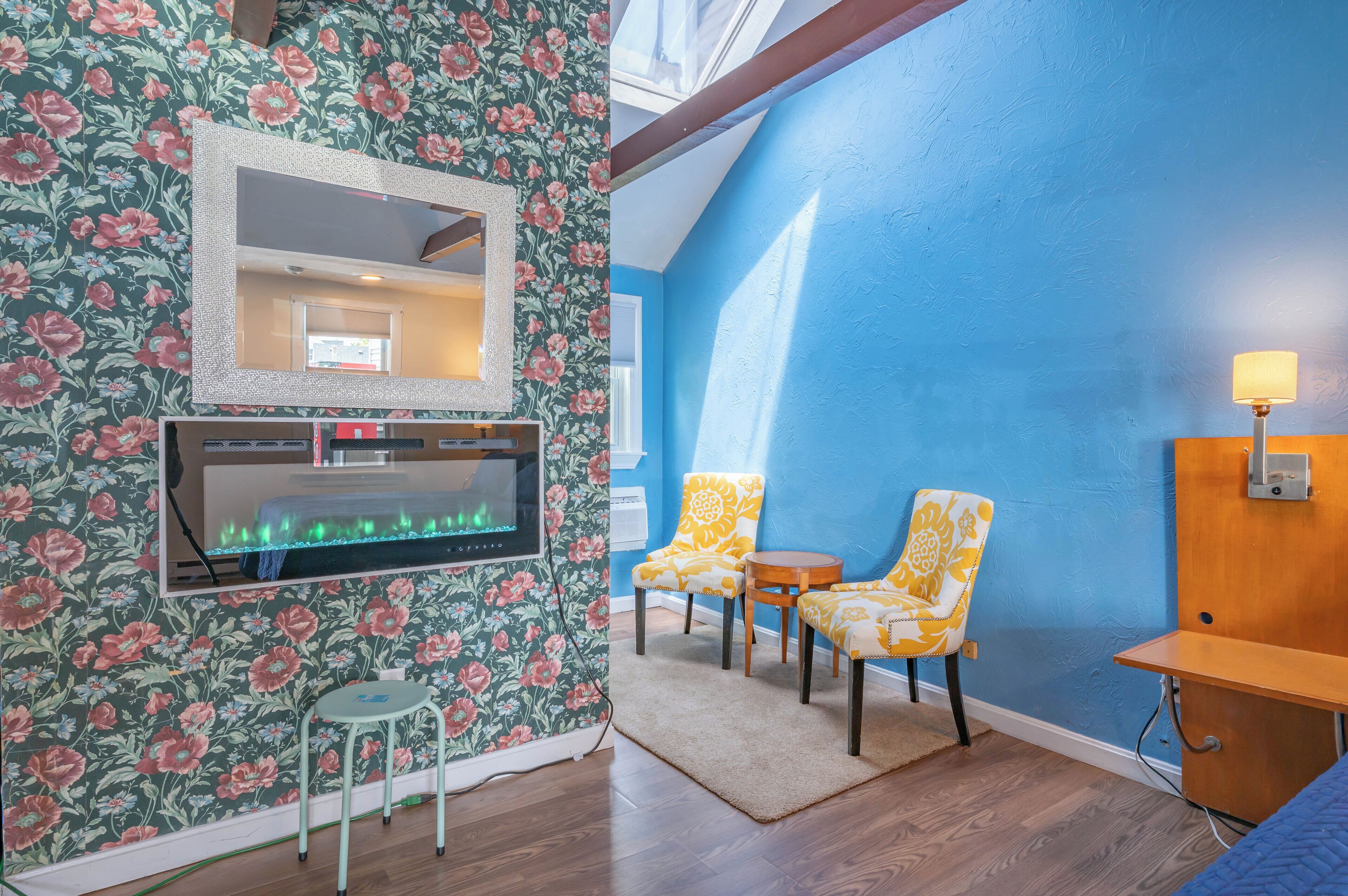 Habitación individual Deluxe, 1 cama de matrimonio grande | Zona de estar | Televisión de 50 pulgadas con canales digitales