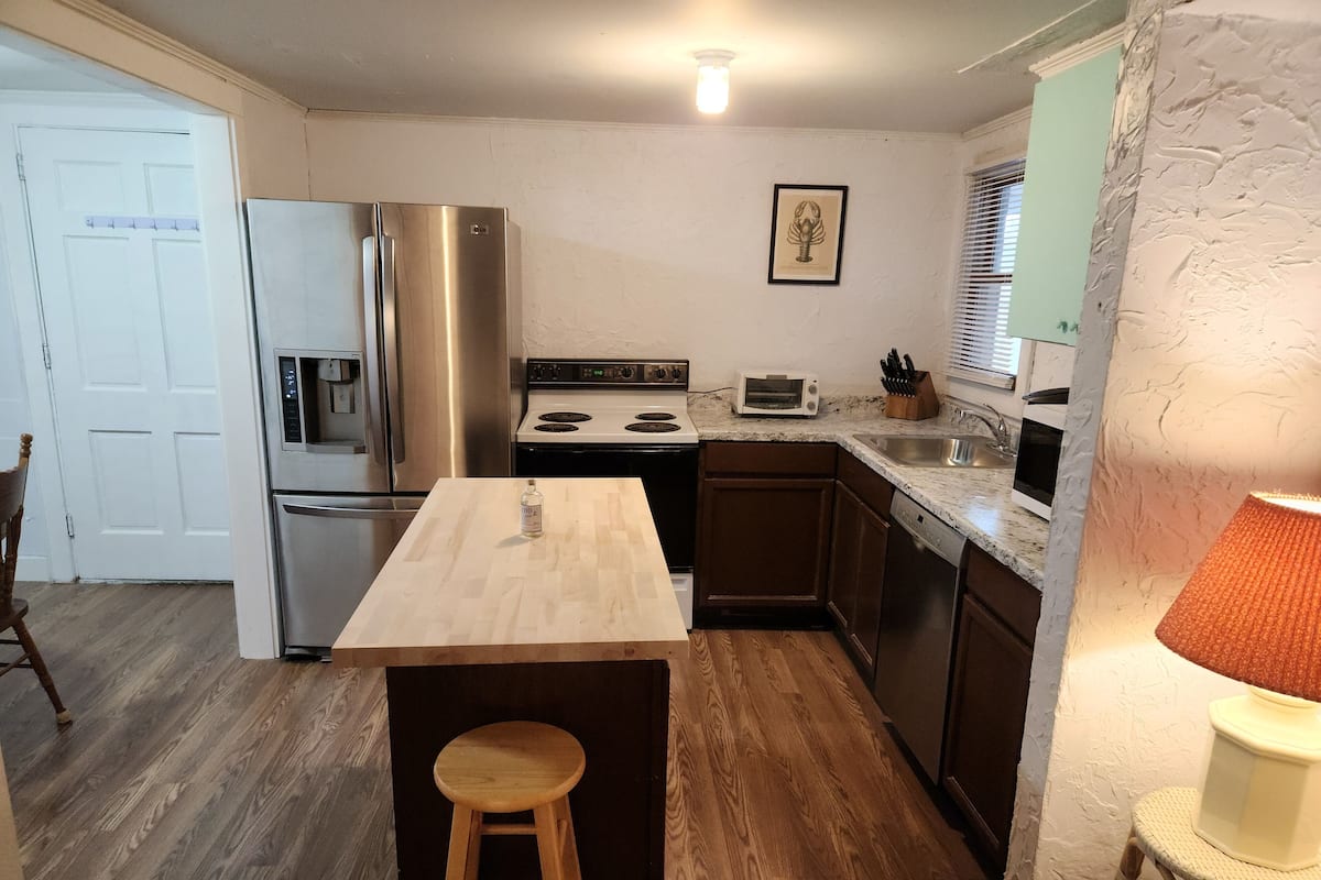 Chambre Triple Deluxe, 2 chambres | Cuisine privée | Réfrigérateur, micro-ondes, congélateur