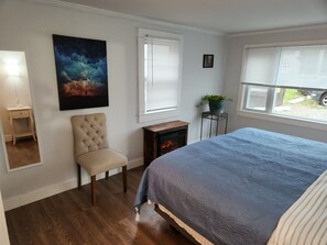 Deluxe trippelrum - 2 sovrum | Sängtillbehör av högsta kvalitet, individuell inredning och skrivbord