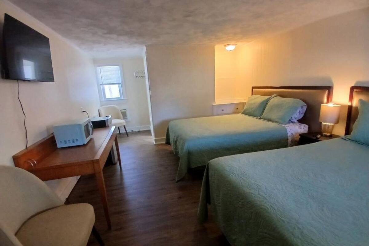 Chambre Standard, 2 grands lits | Literie de qualité supérieure, décoration personnalisée, bureau