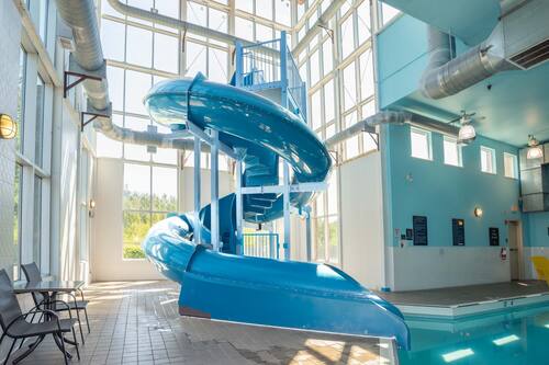 Indoor pool, sun loungers