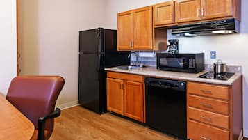 Refrigerador con freezer, microondas, placa de cocina, lavavajillas