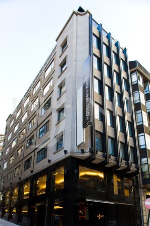 Vista frontal de la propiedad