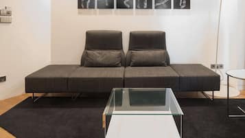 Executive Suite | Peralatan tempat tidur premium, peti besi dalam bilik, meja