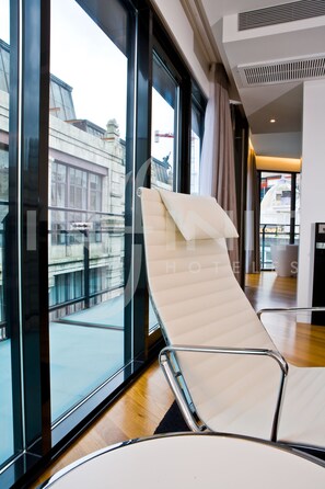 Suite ejecutiva | Zona de estar | Televisión de pantalla plana de 22 pulgadas con canales por cable