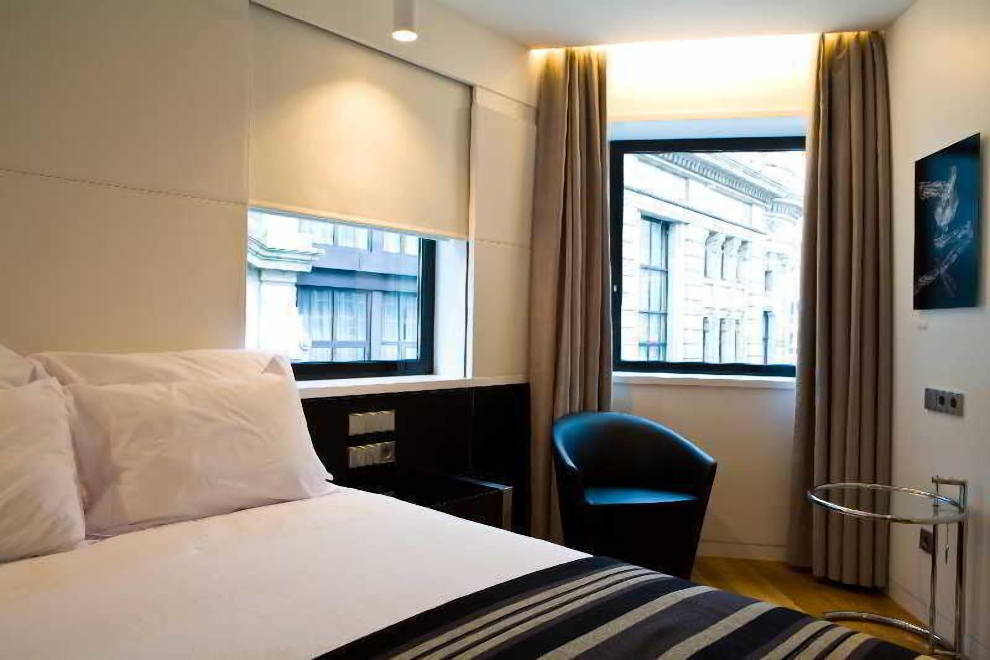 Premium bedding, in-room safe, desk, blackout drapes