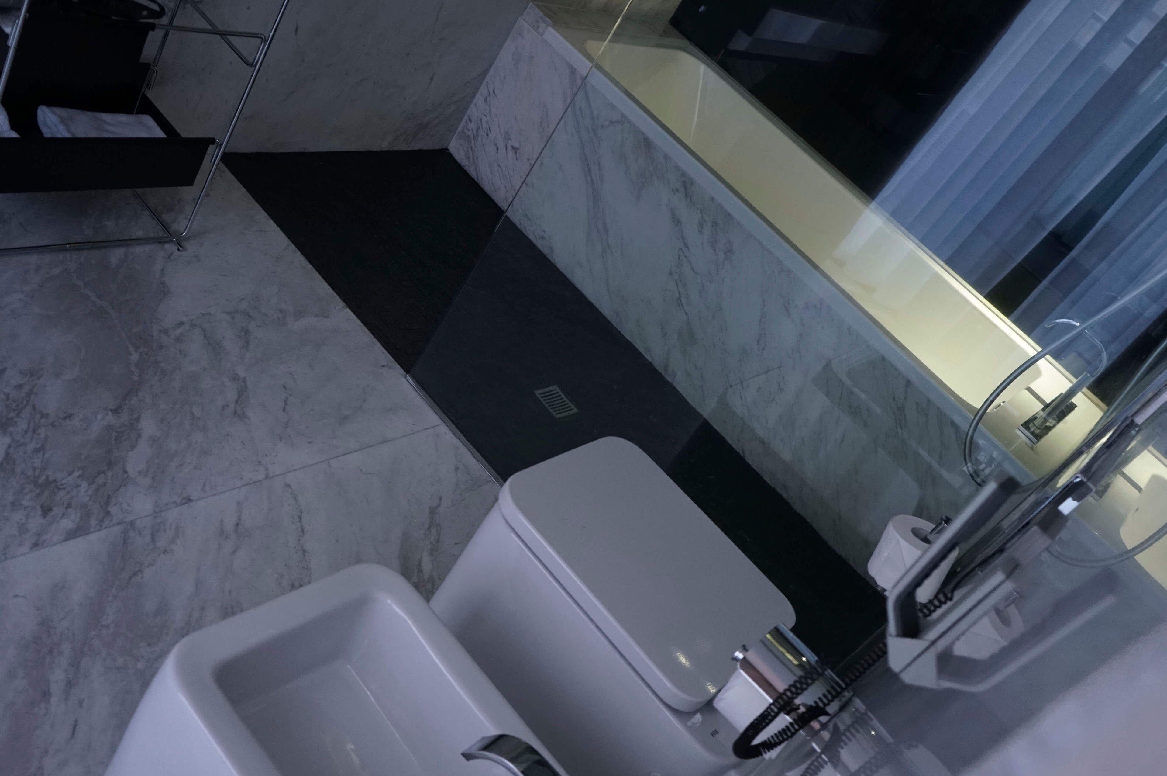 executive suite | bathroom | free toiletries, hair dryer, towels