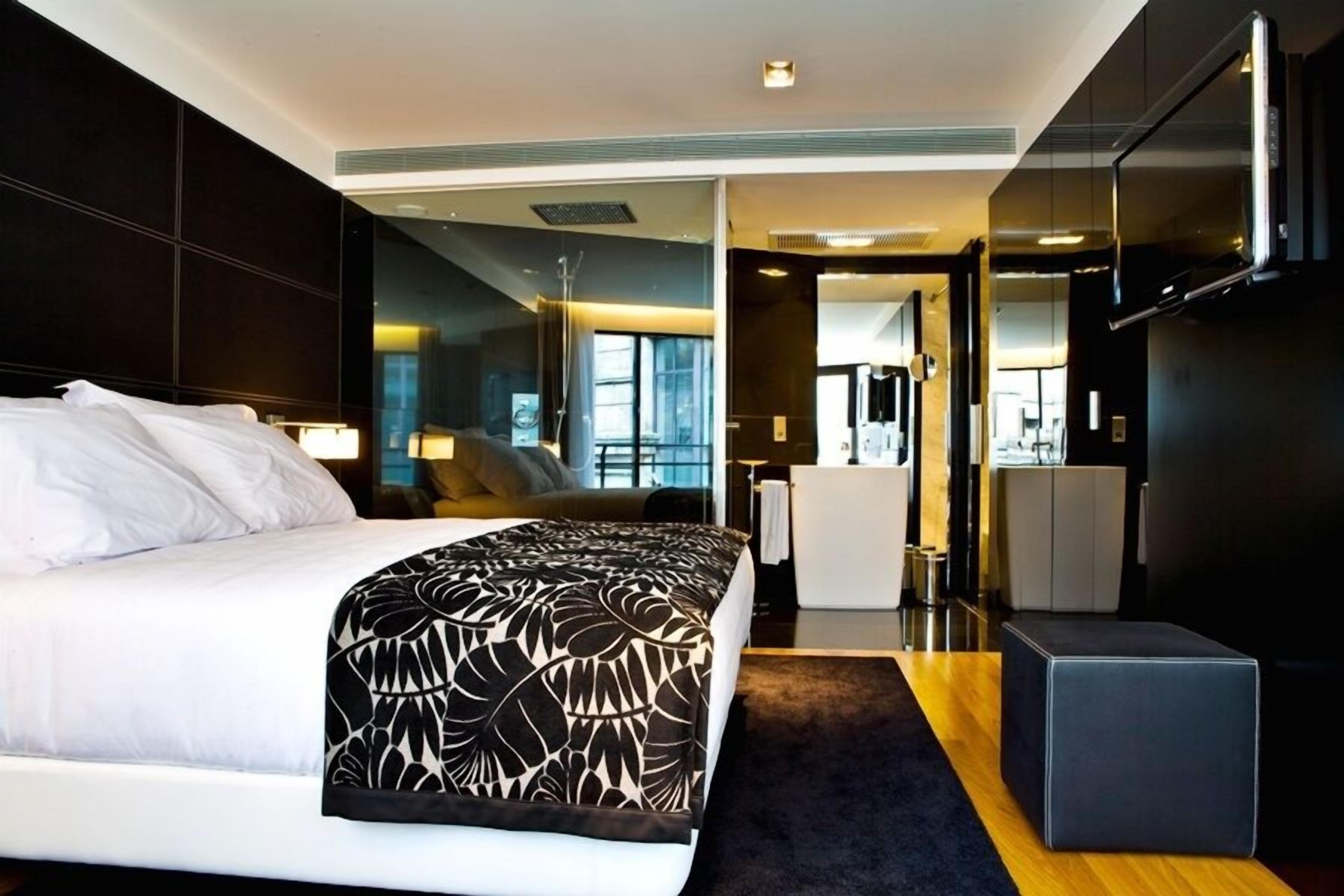 Premium bedding, in-room safe, desk, blackout drapes