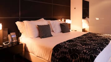 Executive suite | Luxe beddengoed, een kluis op de kamer, een bureau