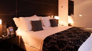 Suite ejecutiva | Ropa de cama de alta calidad y caja de seguridad en la habitación 