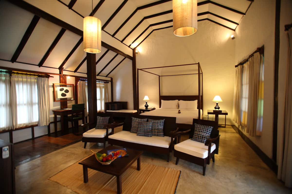 Junior Suite, 1 King Bed | Premium bedding, minibar, in-room safe, desk