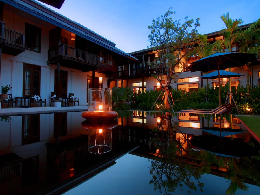 Kolam renang outdoor, dengan payung kolam renang dan kursi berjemur