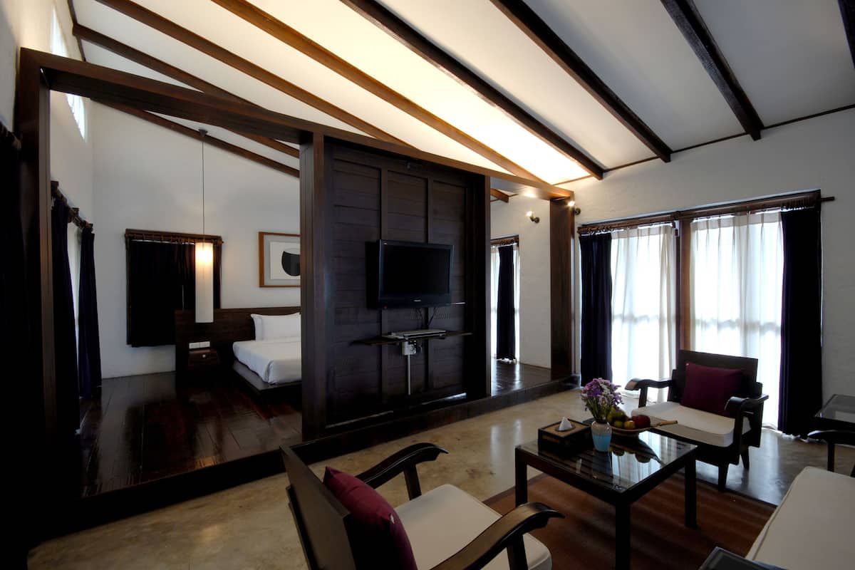 Suite, 1 King Bed | Premium bedding, minibar, in-room safe, desk