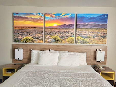 Escritorio, cortinas opacas, tabla de planchar con plancha