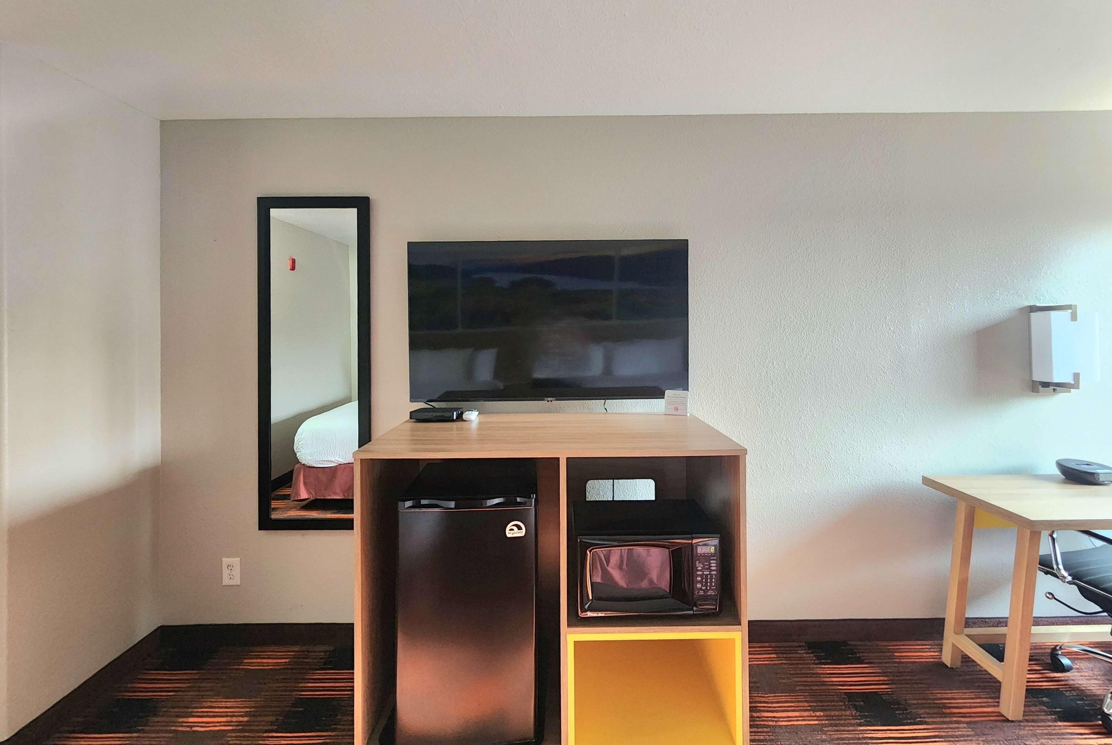 办公桌、遮光窗帘、熨斗/熨衣板、折叠床/加床（额外收费）